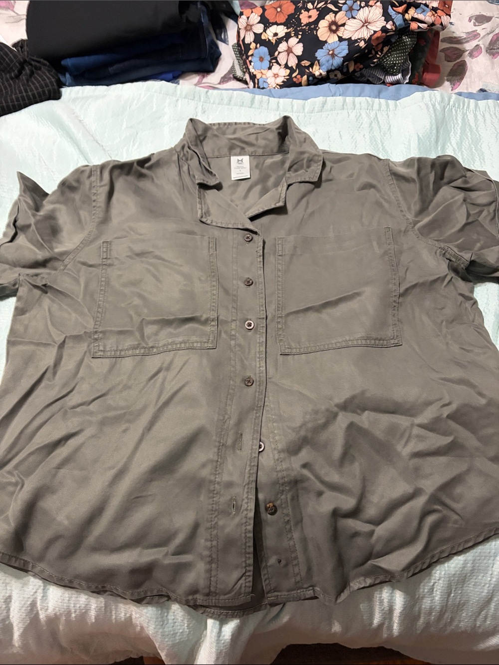Men's Relaxed Olive Short-Sleeve Button-Down Shirt
